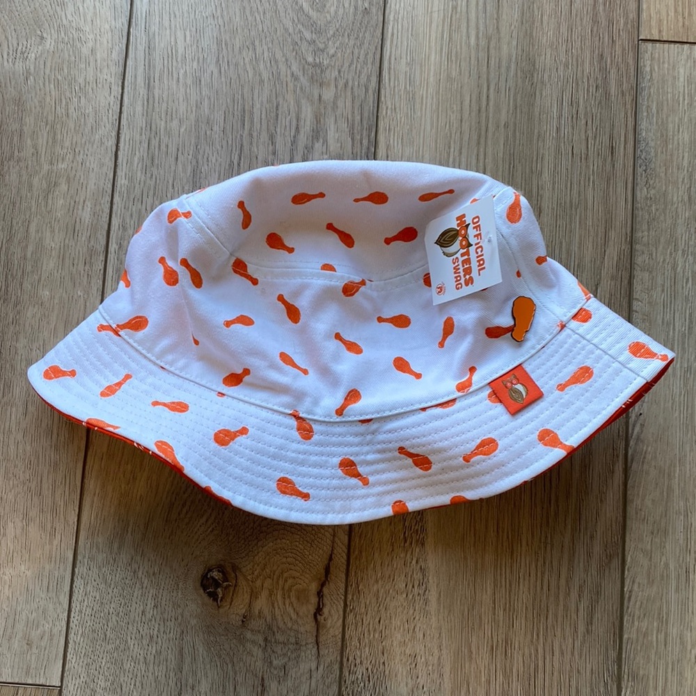 NWT Reversible Hooter’s Bucket Hat with Chicken Wing Pin